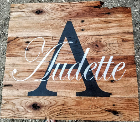 Personalized natural wood wall décor with initial and name